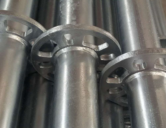 腳手架立桿組裝：